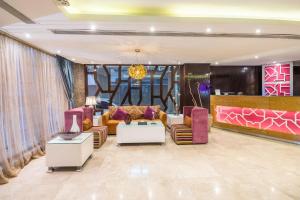 una hall con divani, sedie e tavolo di Al Muhaidb Residence Al Khobar a Al Khobar