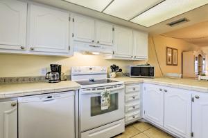 A cozinha ou kitchenette de Oceanfront Cocoa Beach Condo with View Walk to Pier