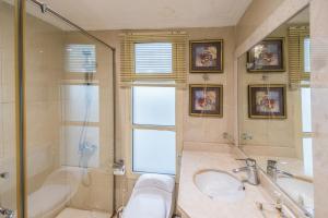 un bagno con doccia, lavandino e vasca di Al Muhaidb Residence Al Khobar a Al Khobar