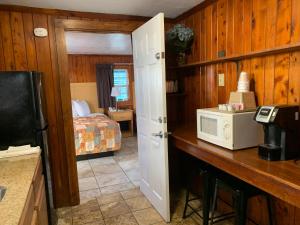 Ein Bett oder Betten in einem Zimmer der Unterkunft Sea Horse Inn and Cottages