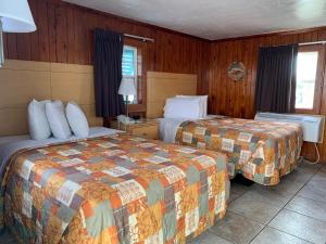 Ein Bett oder Betten in einem Zimmer der Unterkunft Sea Horse Inn and Cottages