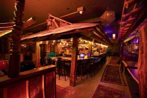 Lounge o bar area sa McMenamins Elks Temple