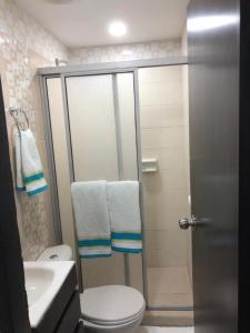 La salle de bains est pourvue de toilettes, d'une douche et de serviettes. dans l'établissement Casa Edith, à Carthagène des Indes