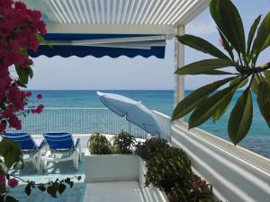 balcón con vistas al océano en Luxury Sea Front Caleton 40, en Puerto del Carmen