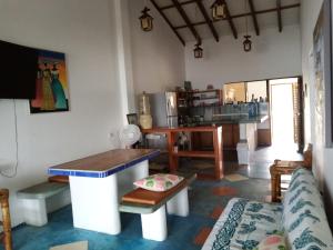 sala de estar con mesa y cocina en Los Pinos de Zorritos Condominio, en Zorritos