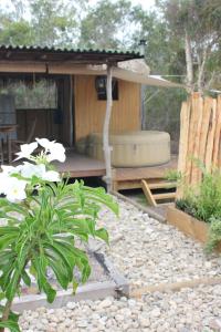 un jardín con una casa con bañera en La Case, un espace qui invite à l'essentiel ! en Bouloupari