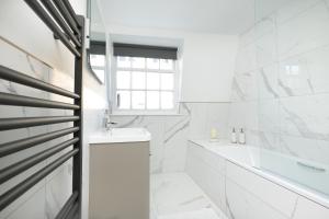 Bilik mandi di Central Brighton few Steps from Brunswick Square +33 gambar