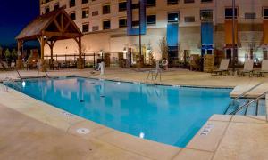 una grande piscina di fronte a un edificio di Apache Casino Hotel a Lawton