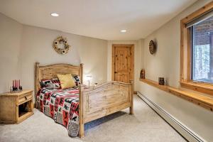 ein Schlafzimmer mit einem Holzbett und einem Fenster in der Unterkunft Fall River Hideaway in Estes - 3 Mi to Natl Park! in Estes Park