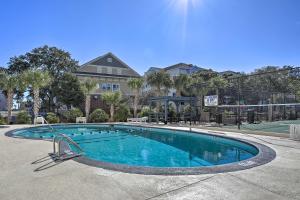 une grande piscine en face d'un bâtiment dans l'établissement Myrtle Beach Resort Condo Walk to Family Kingdom!, à Myrtle Beach