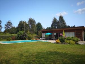 uma casa com piscina num quintal em Casa Campestre con piscina compartida em Villarrica