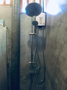 um chuveiro na casa de banho com secador de cabelo em Sabai House Bungalow em Ko Yao Noi