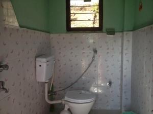 bagno con servizi igienici e finestra di Peace Guest House a Pokhara Altre 37 foto