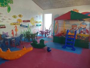 um quarto com uma sala de jogos com um conjunto de jogos em Le Bon Vivant 108 em Arraial do Cabo