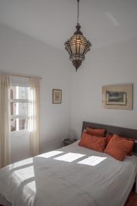 1 dormitorio con cama y lámpara de araña en Casa Estie, en Calera
