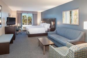 una habitación de hotel con una cama y un sofá en Holiday Inn Hotel & Suites Tallahassee Conference Center North by IHG, en Tallahassee