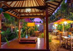 Restaurace v ubytování Wisma Pulau Merah