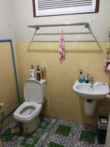 uma casa de banho com um WC e um lavatório em D-Toys Homestay em Khon Kaen