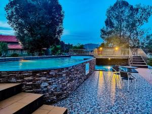 Bazén v ubytování TELUK PENYABUNG RESORT nebo v jeho okolí