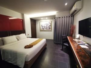 Postel nebo postele na pokoji v ubytování Mandy Nok Hotel
