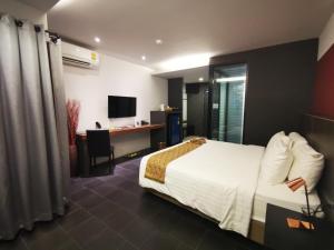 Postel nebo postele na pokoji v ubytování Mandy Nok Hotel