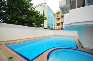 a large blue swimming pool on the side of a building at Le Siam By PCL in Bangkok