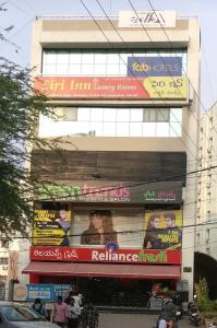 un edificio con letreros en el costado en Hotel Siri Inn, en Hyderabad