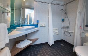 ein Badezimmer mit Waschbecken, Dusche und Toilette in der Unterkunft Holiday Inn Express Bath by IHG in Bath + 31 Fotos