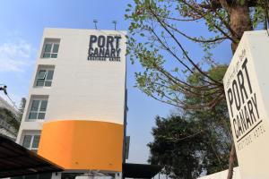 Port Canary Airport Hotel في لاكريبنغ لاد: مبنى عليه لافته
