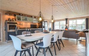 cocina y comedor con mesa y sillas en Awesome Home In Ebeltoft With Sauna, en Ebeltoft