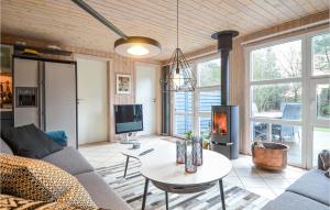 sala de estar con sofá, mesa y TV en Awesome Home In Ebeltoft With Sauna, en Ebeltoft