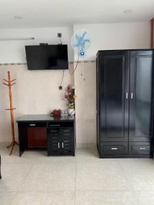 een keuken met een zwarte koelkast en een ventilator bij My Vy Khanh Hotel in Da Nang