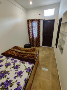 Letto o letti in una camera di Varah Square Guest House