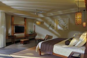 Телевизор и/или развлекательный центр в Trou aux Biches Beachcomber Golf Resort & Spa