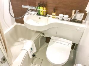 富山市にあるホテルリブマックス 富山 のトイレと洗面台のある小さなバスルーム +22枚の写真