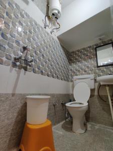 A bathroom at Varah Square Guest House