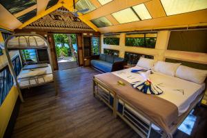 una camera con letto e divano di Barefoot Manta Island Resort a Drawaqa Island