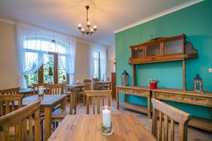 Reštaurácia alebo iné gastronomické zariadenie v ubytovaní Klejnot Karkonoszy