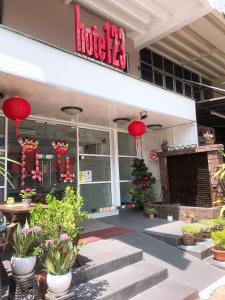 un restaurant avec des lanternes rouges en face d'un bâtiment dans l'établissement Boutique Hote123, à Kuala Lumpur