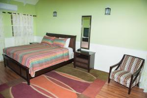 Postel nebo postele na pokoji v ubytování Jean's ( 1 or 2 B/R ) Condo, Sapphire Estate,Laborie ,St Lucia. Comfort in Style.