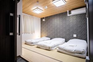 大阪的住宿－Stay Osaka Namba，墙上的房间里设有两张床