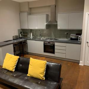 Nhà bếp/bếp nhỏ tại Margate's Modern Luxury Apartment