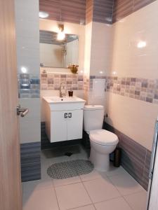 łazienka z toaletą i umywalką w obiekcie Central Studio Maritsa w Płowdiwie