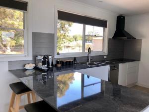 O bucătărie sau chicinetă la BINALONG BRAE @ Bay of Fires Two bedroom both with ensuites