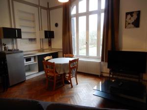 une cuisine avec une table et des chaises ainsi qu'une fenêtre dans l'établissement Chateau Gruchet Le Valasse, à Gruchet-le-Valasse