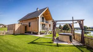 une maison avec un kiosque dans une cour dans l'établissement Urlaub am Regen – Ferienhof Dirnberger, à Nittenau