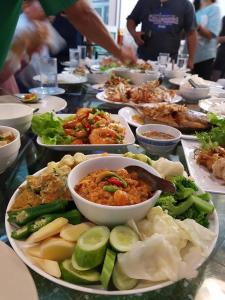 una tabella piena di diversi tipi di alimenti di โรงแรมประทับใจ a Sattahip