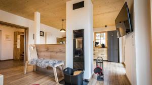 Habitación con cocina y sala de estar con en Urlaub am Regen – Ferienhof Dirnberger, en Nittenau