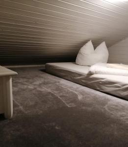um quarto com duas almofadas brancas numa cama em Wohlfühloase Villa Sunshine an weißem Sandstrand em Dahme