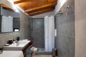 ディミツァナにあるVilla Malevi Dimitsanaの洗面台とシャワー付きのバスルーム +32枚の写真